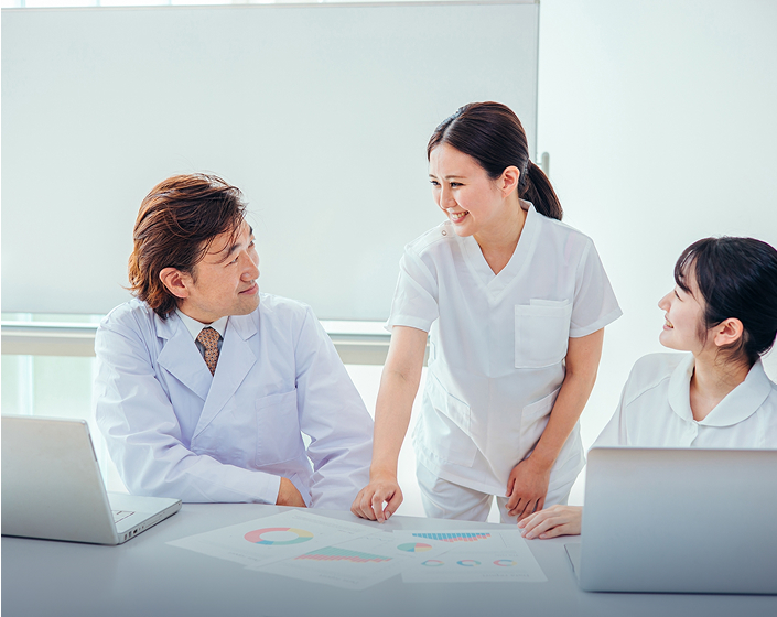 フラットな職場の環境の説明の写真